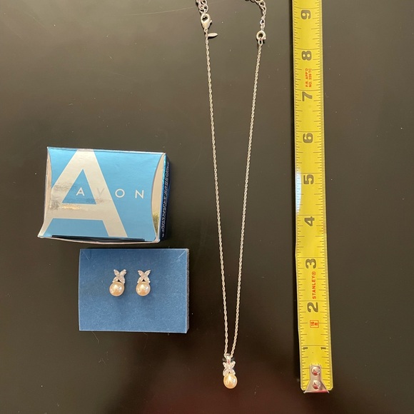 Avon Silver Pearl and Rhinestone Jewelry Set - New in Box - Picture 5 of 7